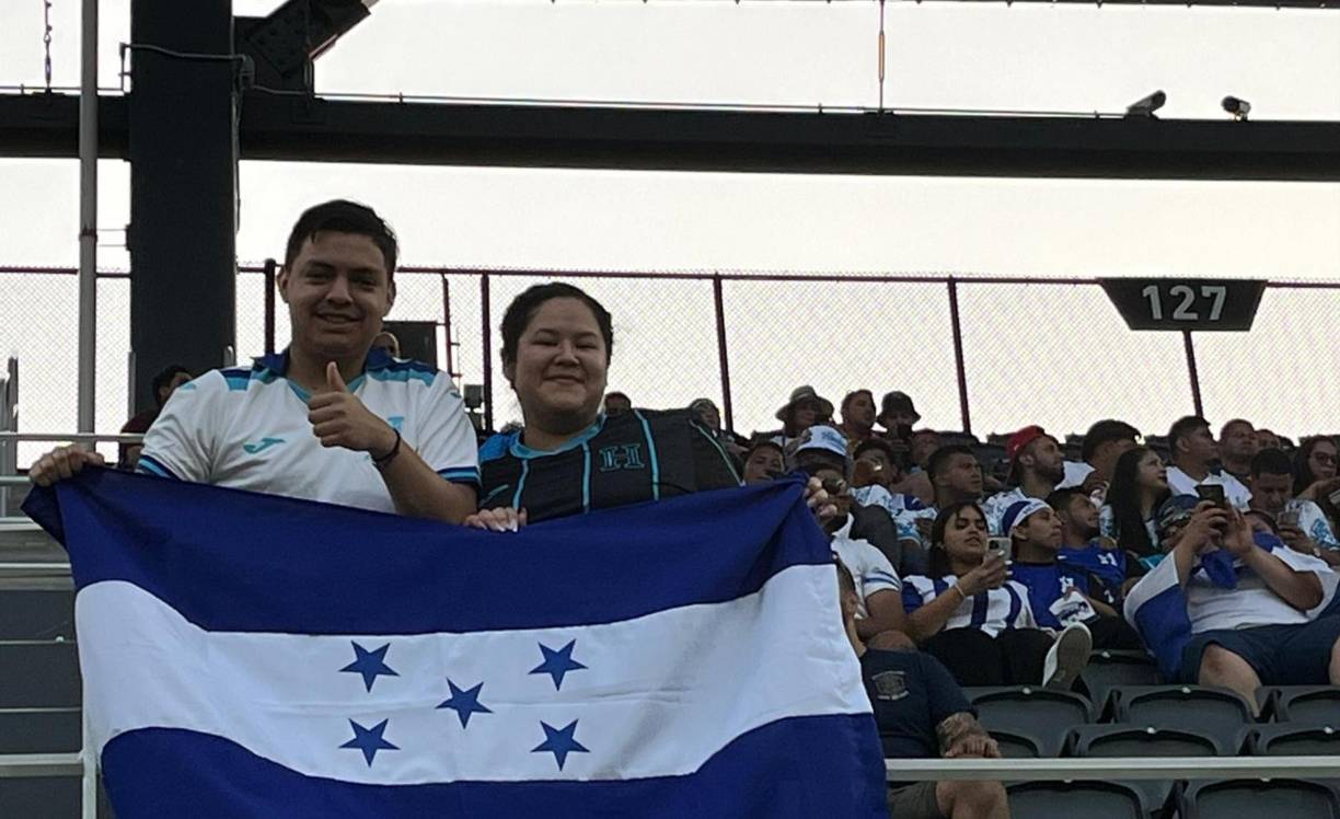 En el interior del estadio, los hondureños pusieron el ambiente.