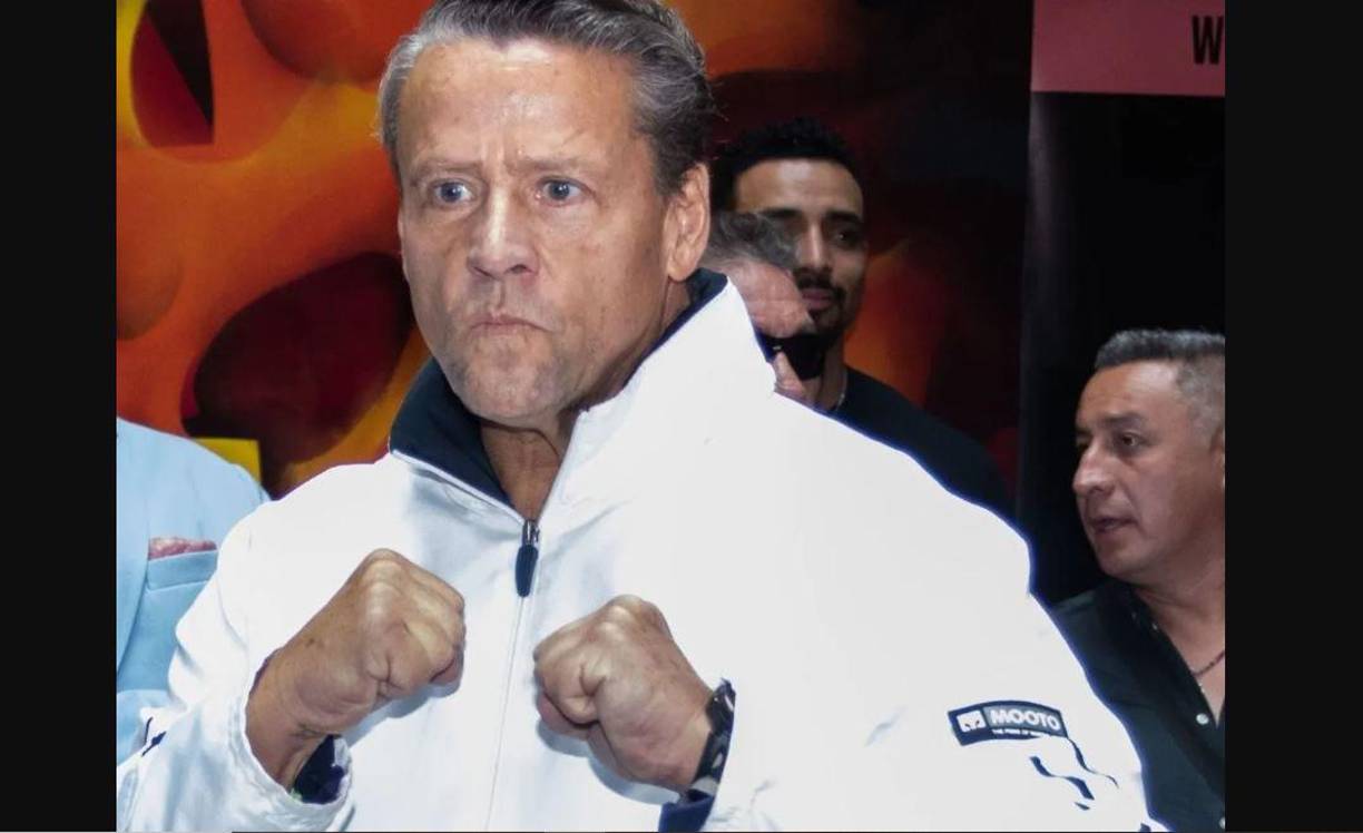 Si después del arresto, el histrión sigue sin hacer la publicación que se le pide legalmente, el abogado explicó que le podrían hacer otra demanda por resistencia de particular: “Lo denunciaremos en su momento”.