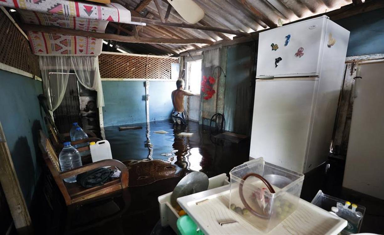 Los meteorólogos cubanos prevén que la influencia de las lluvias persistirán hasta el próximo jueves en el occidente y centro de la isla, y también los vientos con velocidades de entre 40 y 55 kilómetros por hora y rachas superiores. 