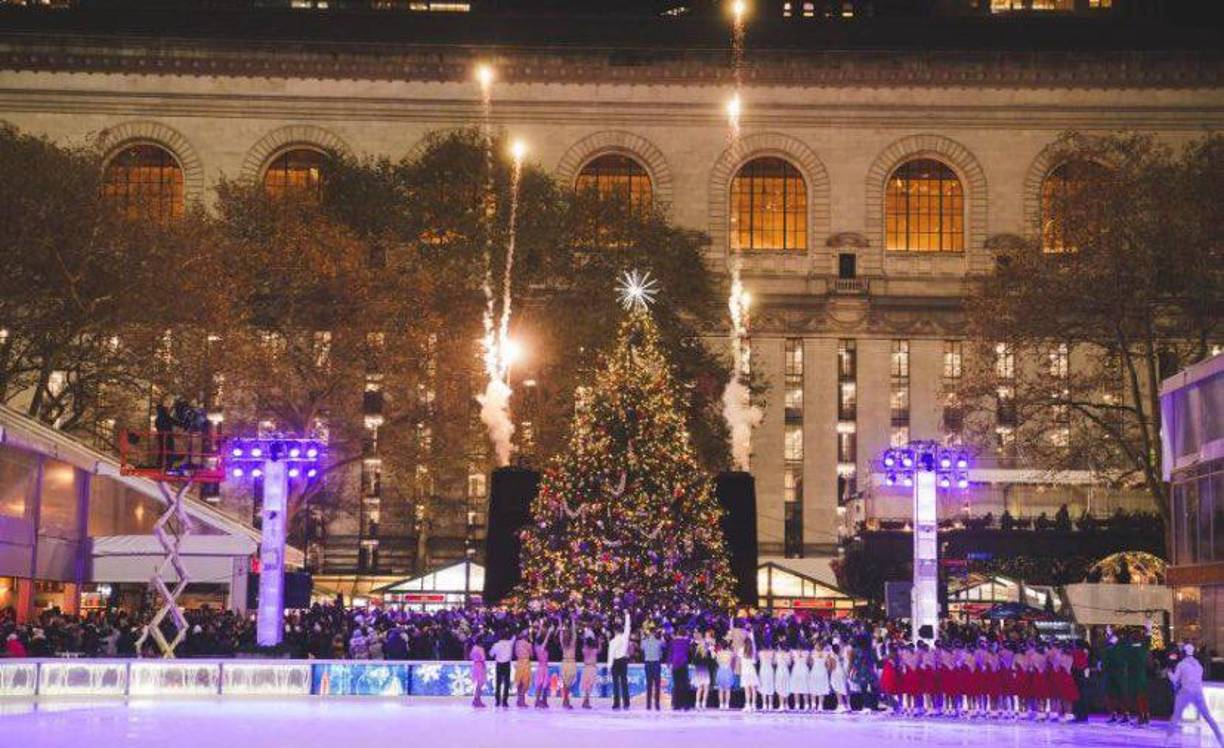 La tradición de iluminar este árbol se remonta a 1933 y desde entonces ha sufrido algunas variaciones: por ejemplo, en 1942 se instalaron tres abetos adornados con los colores de la bandera estadounidense para apoyar a las tropas que combatían en la Segunda Guerra Mundial, algo que se repitió en 2001 tras los atentados del 11S.