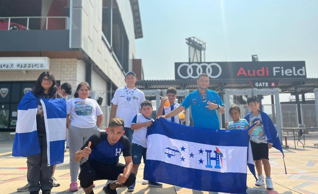 Con banderas y playeras de la H, así apoyan los hondureños a la Selección Nacional de Diego Vázquez. 