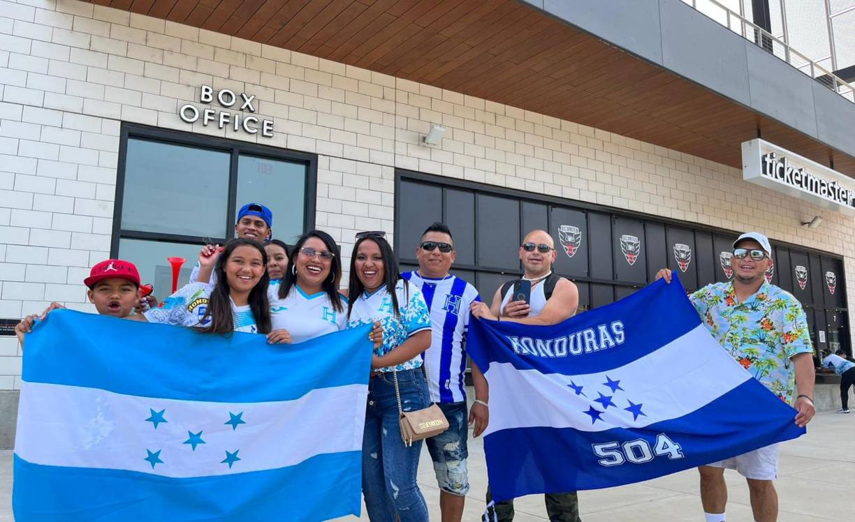 Hondureños llegaron desde muy temprano al estadio Audi Field en Washington.