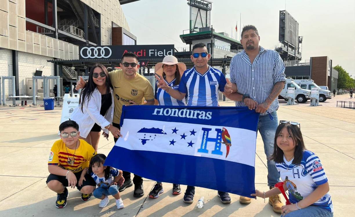 Los hondureños llegaron al estadio Audi Field para apoyar a la Bicolor que dirige Diego Vázquez en este amistoso ante Venezuela.