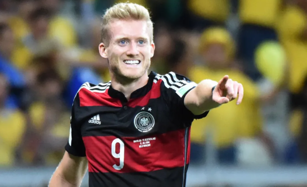 El exjugador alemán encontró un nuevo desafío en su vida y lo compartió a través de sus redes sociales: ¡Escalar montañas semidesnudo!