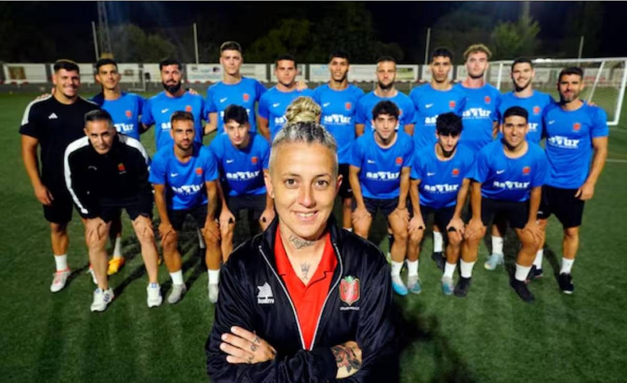 Tras retirarse del fútbol, Jiménez se marcó un nuevo reto: ser la primera mujer en entrenar en la élite del fútbol masculino. Alejandra empezó trabajando unos años de formación en equipos base y mucho esfuerzo para obtener todos los títulos necesarios. Ahora es Entrenadora UEFA PRO.