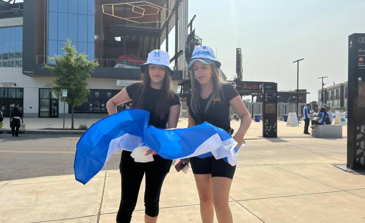 Ellas fueron las dos hondureños que cautivaron en las afueras del estadio.
