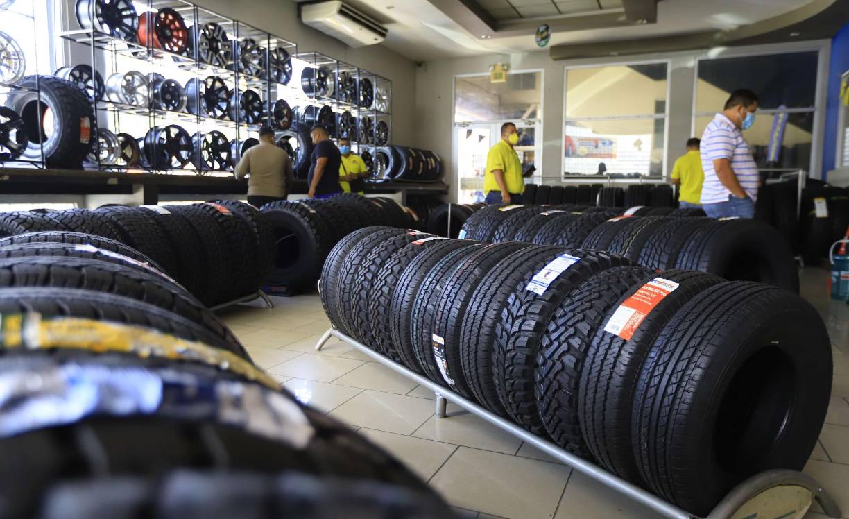 2. Categoría Vehículos: Llantilandia. Importan y comercializan llantas de prestigiosas marcas y para todo tipo de vehículos, enfocándose en la tecnología de la más alta calidad y excelentes precios; además, ofrecen lubricantes, rines de lujo, válvulas, neumáticos y protectores. Gracias a su atención personalizada y el asesoramiento que brindan, han sabido mantenerse en el corazón de sus clientes bajo el lema: “Y llegue lejos”. 