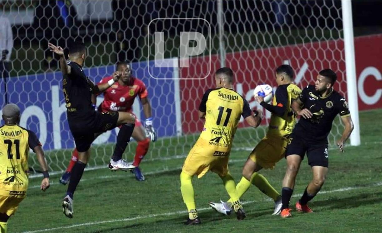 El disparo de Carlos Meléndez que se estrelló en el vertical.