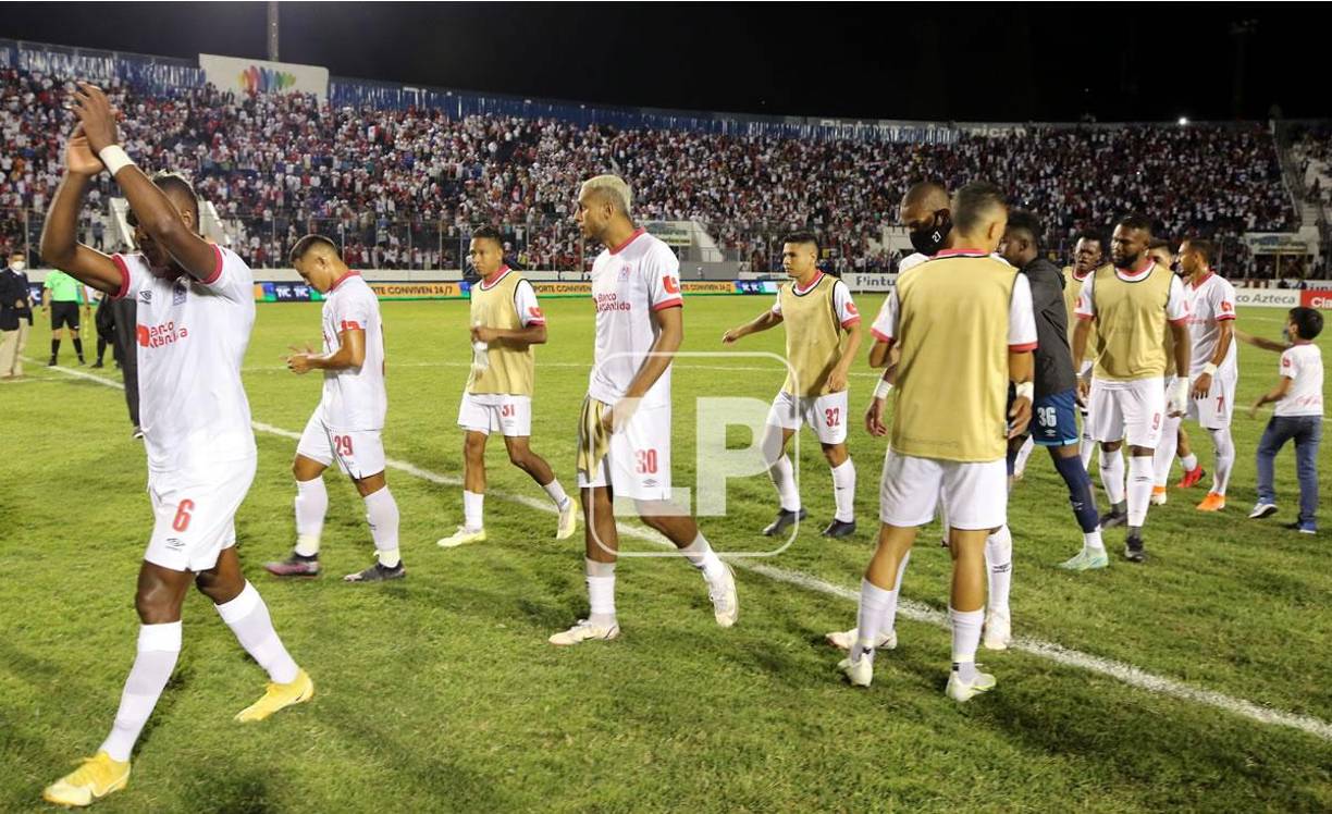Jugadores del Olimpia celebraron al final del partido y agradecieron el apoyo de sus aficionados.
