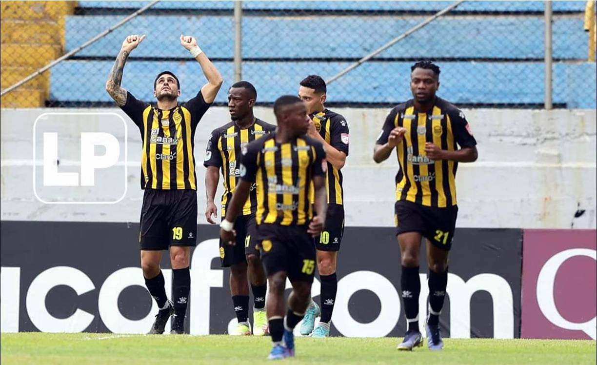 La celebración de Ramiro Rocca tras su gol que significó el 1-0 del Real España ante Cartaginés.