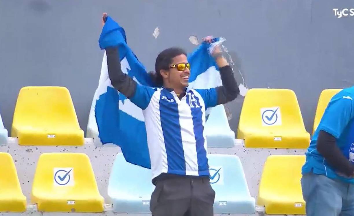 Un aficionado con la camiseta y bandera de Honduras celebró en las graderías el gol de la Bicolor. 
