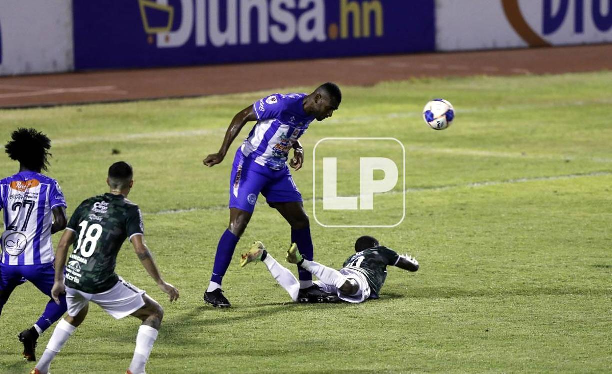 Edwin Solani Solano cayó al suelo tras una falta de Hilder Colón y el árbitro pitó penal.