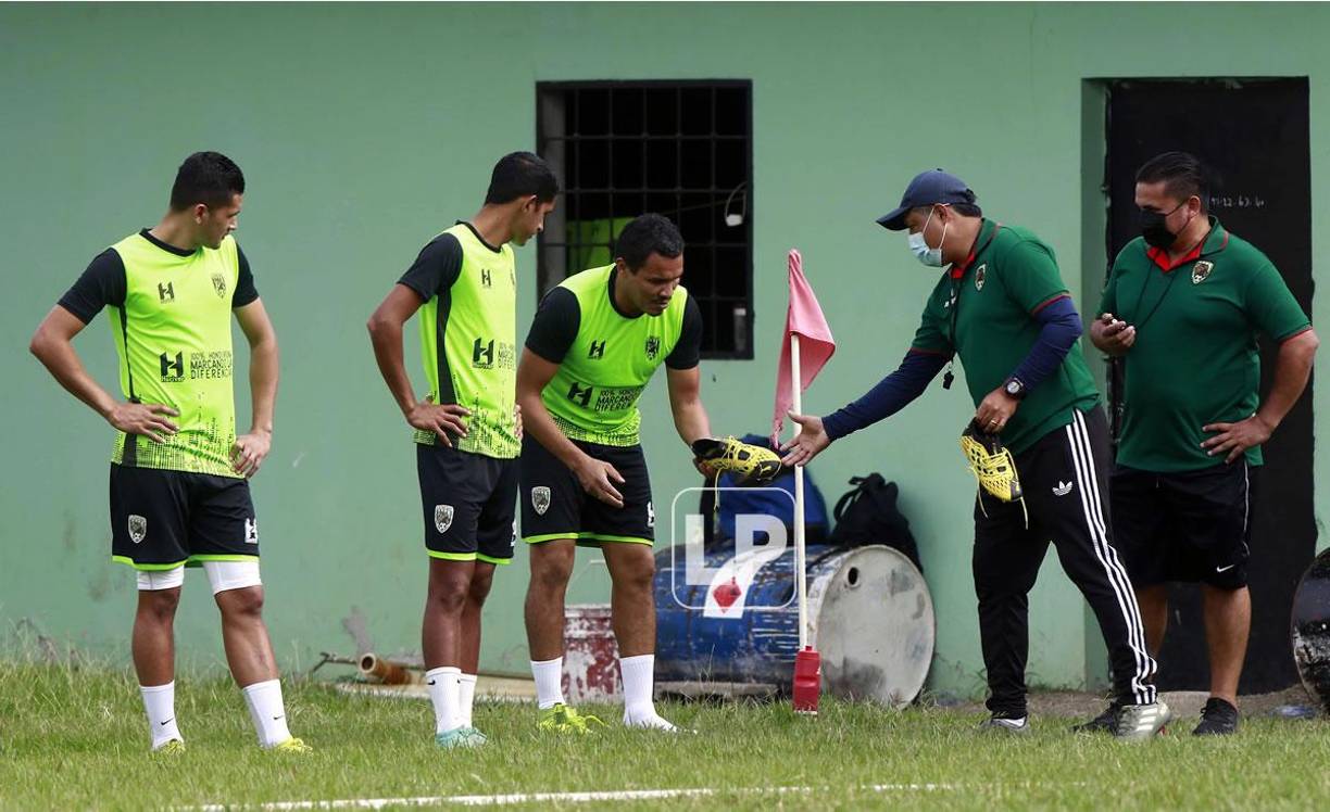 ‘Rambo‘ de León al momento de escocger los tacos con los que realiza los entrenamientos.
