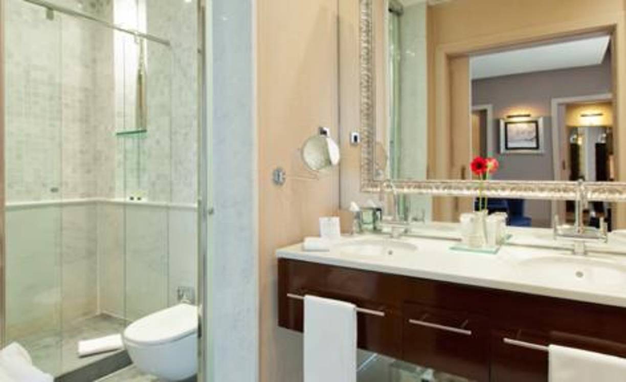 Este es uno de los baños de la mansión.