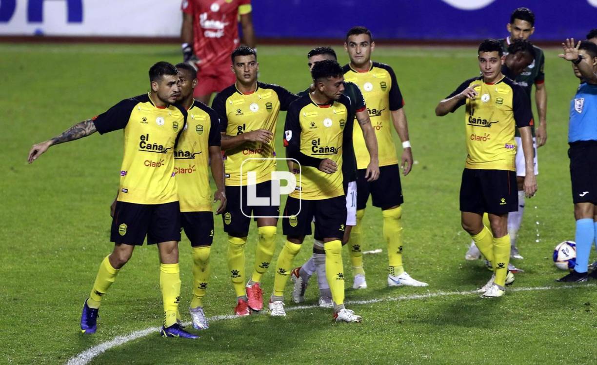 Mayron Flores fue expulsado en el segundo tiempo tras ver la segunda tarjeta amarilla por un golpe en el rostro de Edwin Solani Solano.