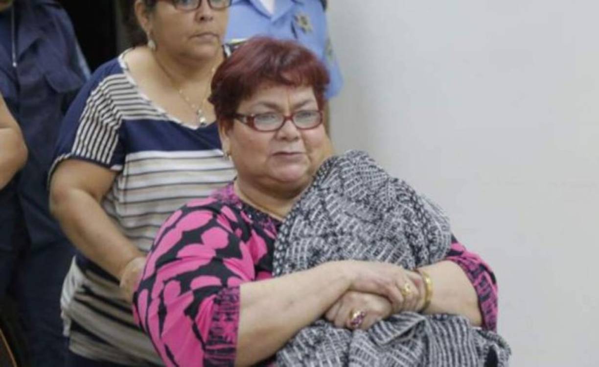 El Tribunal de Sentencia de San Pedro Sula condenó este martes a siete años de reclusión a Ada Esperanza Muñoz Torres por el delito de fraude. La exjefa de control ingresos de la alcaldía de San Pedro Sula 'ha sido condenada a siete años de reclusión por el delito de fraude en perjuicio de la administración pública, confirmó Ruy Gabriel Barahona, vocero de los juzgados sampedranos.