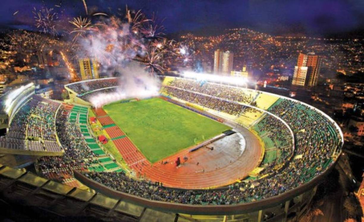Estadio Hernando Siles - Bolivia. En una ocasión el administrador del estadio de Hernando Siles regresaba a su oficina para recoger unos documentos a altas horas de la noche, y tras haberlos recogido, al momento de salir escuchó detrás suyo ruidos extraños, profundos y secos, ruidos desconocidos que poco a poco se acercaban, ni tan siquiera se dio la vuelta y salió lo más rápido que pudo, “sentí algo que venía desde mi columna y subía hasta mi cabeza”. Hasta aquel entonces no había creído en el dicho popular “pero esta vez me sucedió a mí”.