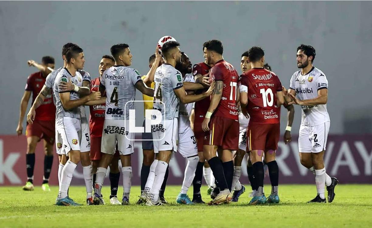 El capitán del Real España, Jhow Benavídez, se encaró con el defensa mexicano Miguel Basulto del Herediano en un lance del partido.