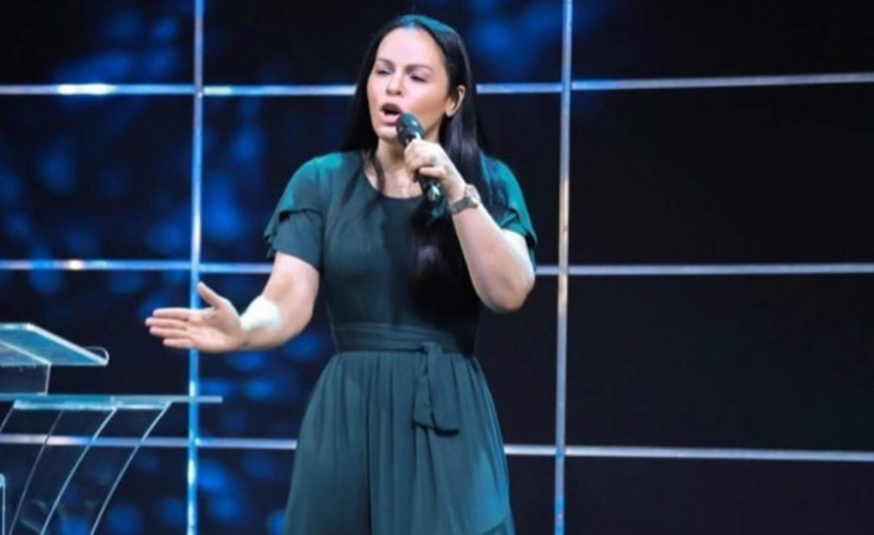 Yesenia Then es la fundadora del Ministerio Internacional Soplo de Vida. se desempeña como madre, esposa, pastora, evangelista, conferencista y una de las oradoras mas influyentes de America Latina y Estados Unidos.