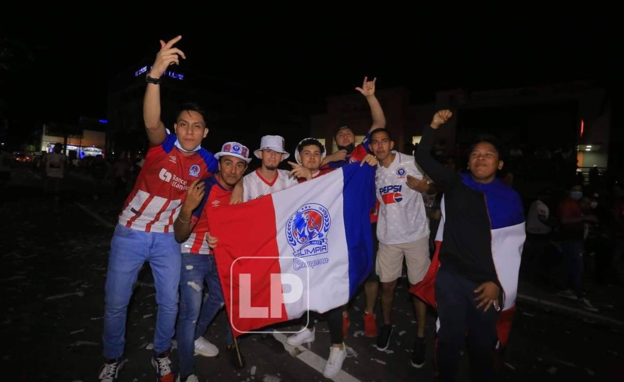 La afición del Olimpia celebró hasta la madrugada de 24 de diciembre en San Pedro Sula el tetracampeonato logrado por el equipo de Pedro Troglio tras ganar la Gran Final del Torneo Apertura 2021 al Real España.