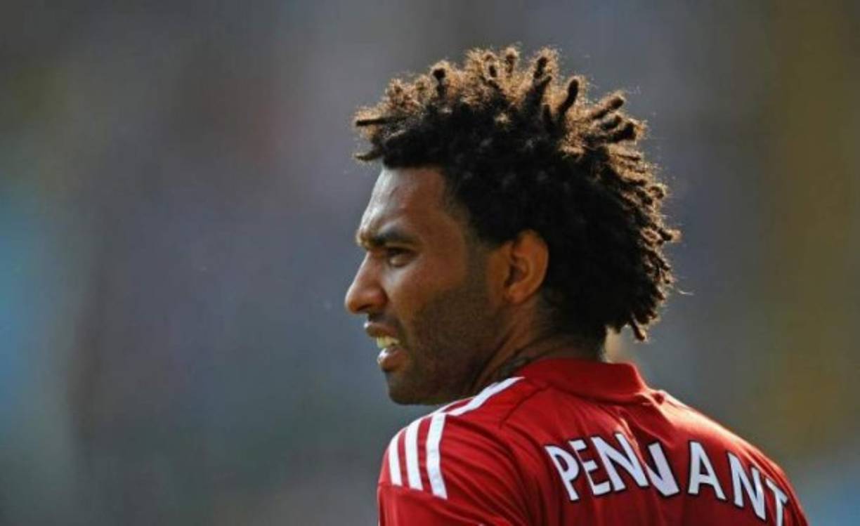 No es la primera vez que Pennant se ve envuelto en una polémica, ya que en 2011 fue detenido por agredir presuntamente a una mujer en una discoteca y por conducir sin carné y bajo los efectos del alcohol.