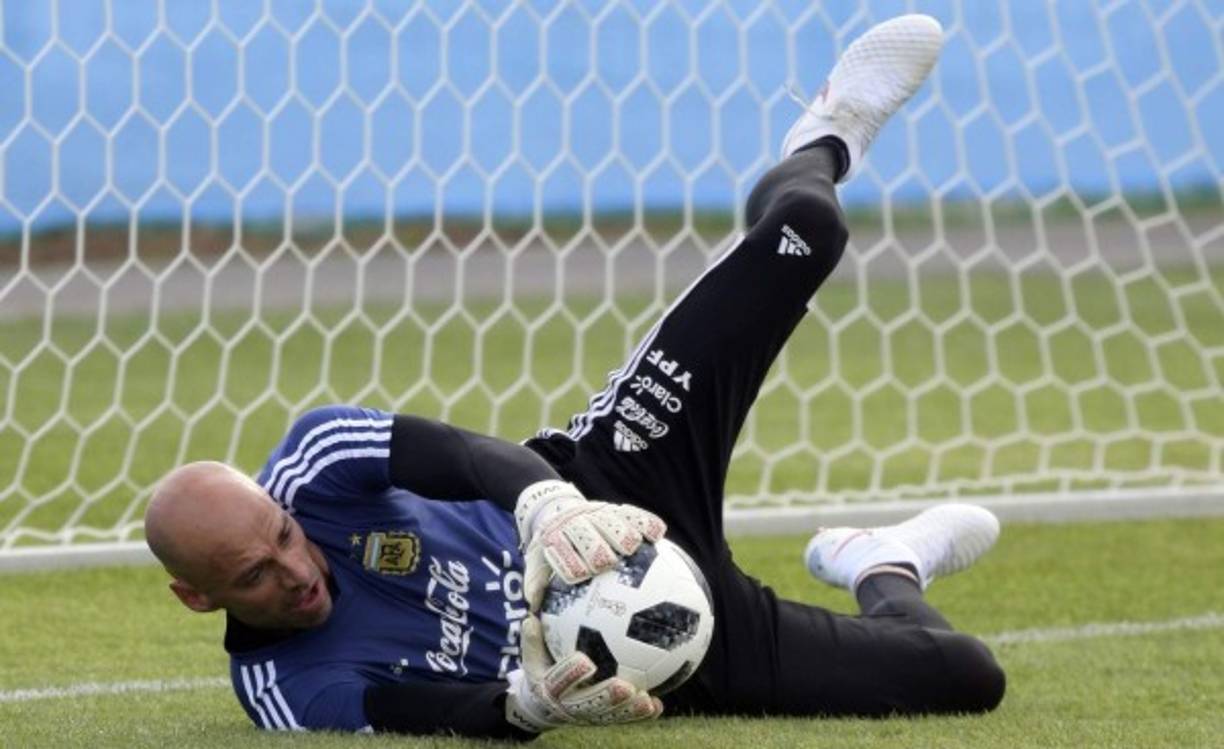 Willy Caballero: El portero del Chelsea se perfila para ser el titular bajo los tres palos en el debut de Argentina.