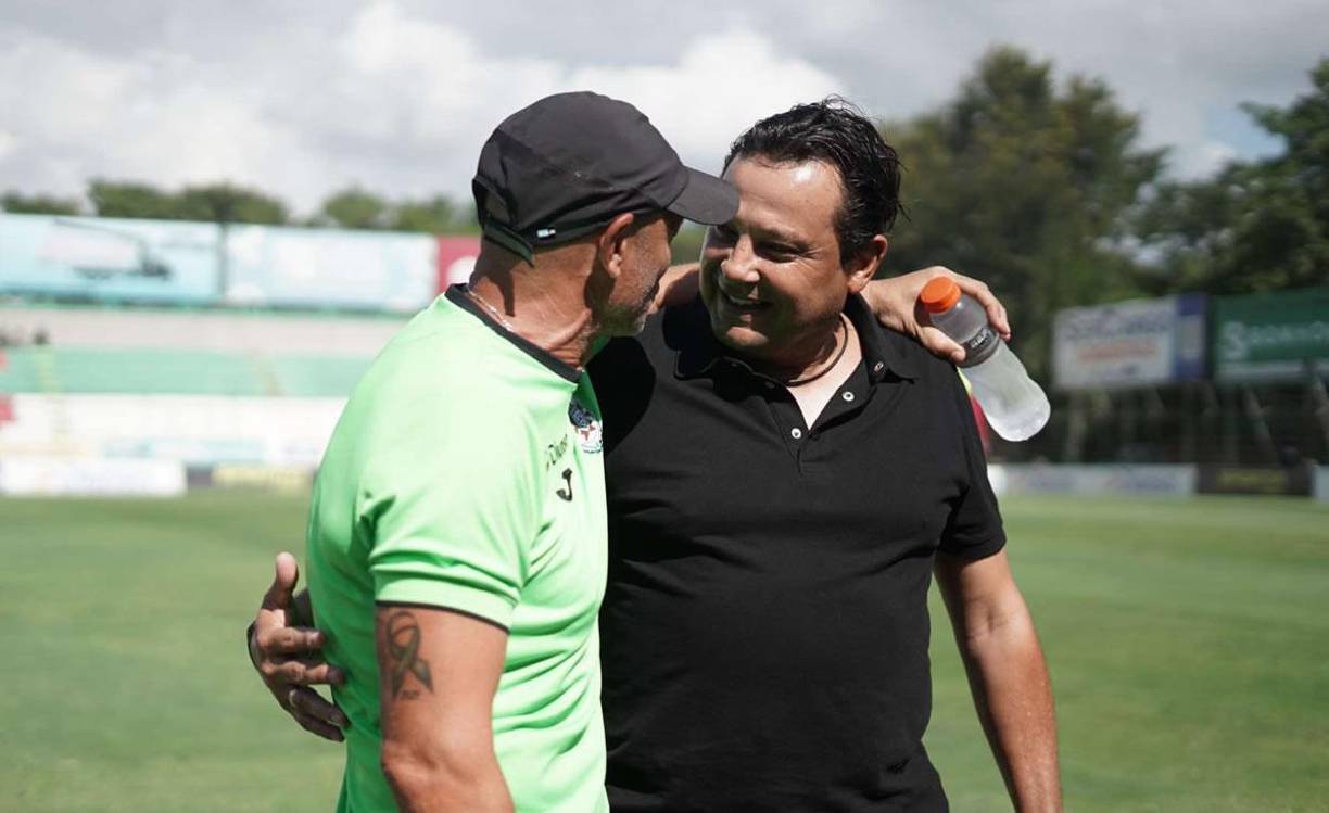 Jeaustin Campos, entrenador del Real España, saludando a Juan Bertani, preparador físico del Marathón.