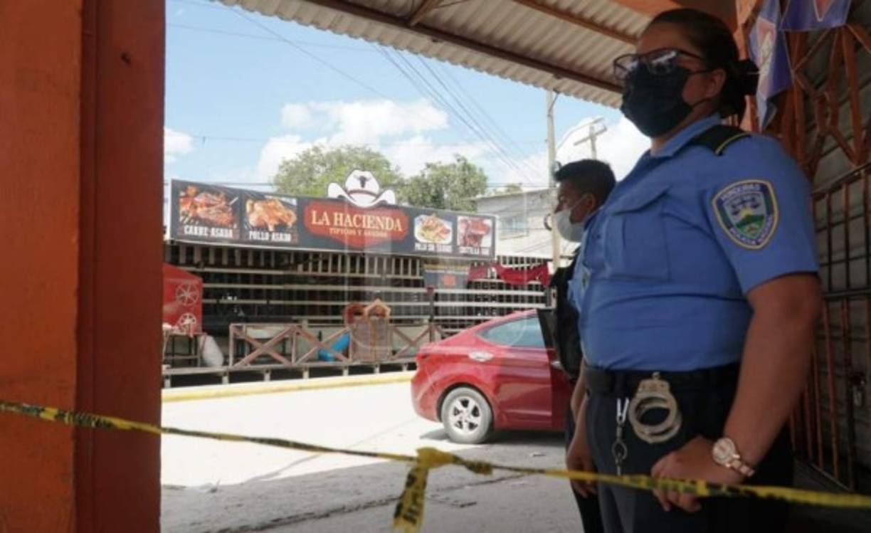 Paramédicos del Cuerpo de Bomberos fueron los primeros en llegar al auxilio de Hernández Aguilar, pero este no presentaba signos vitales. Su vehículo, un turismo, marca Hyundai, modelo Elantra, color rojo, quedó sobre la mediana, frente a uno de sus restaurantes.