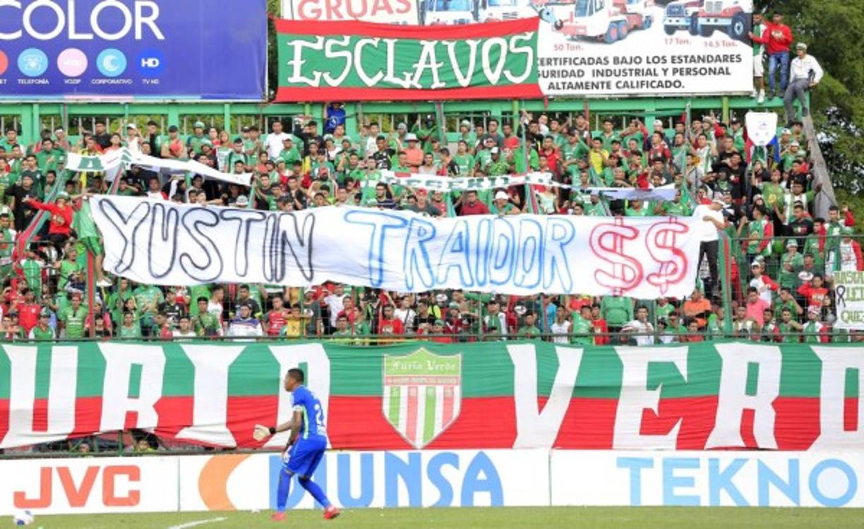 'Yustin traidor'. La manta que le dedicó la afición del Marathón a Arboleda por su fichaje con Olimpia.