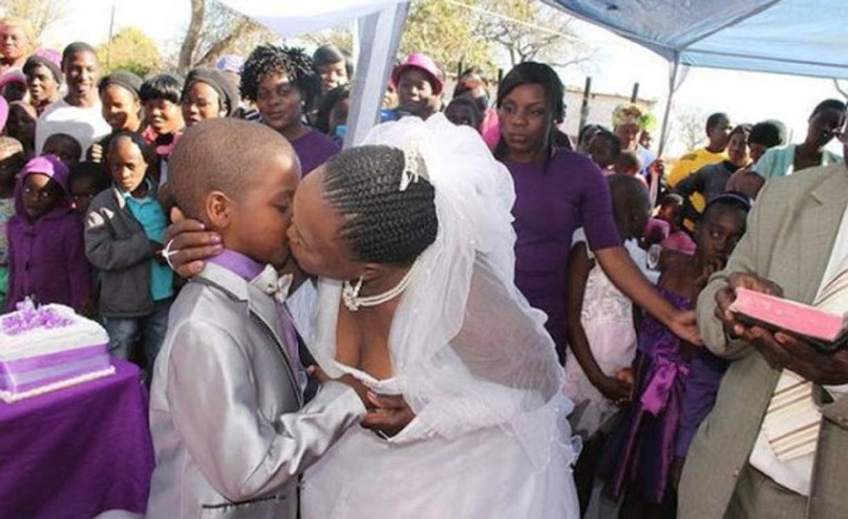 ¿Más diferencia de edad? Saneie Masilela, de apenas 9 años, y Helen Shabangu (de 62) se casaron en Sudáfrica después de que el niño afirmara que sus antepasados le habían dicho que debía casarse con Helen y sus padres lo apoyaran.
