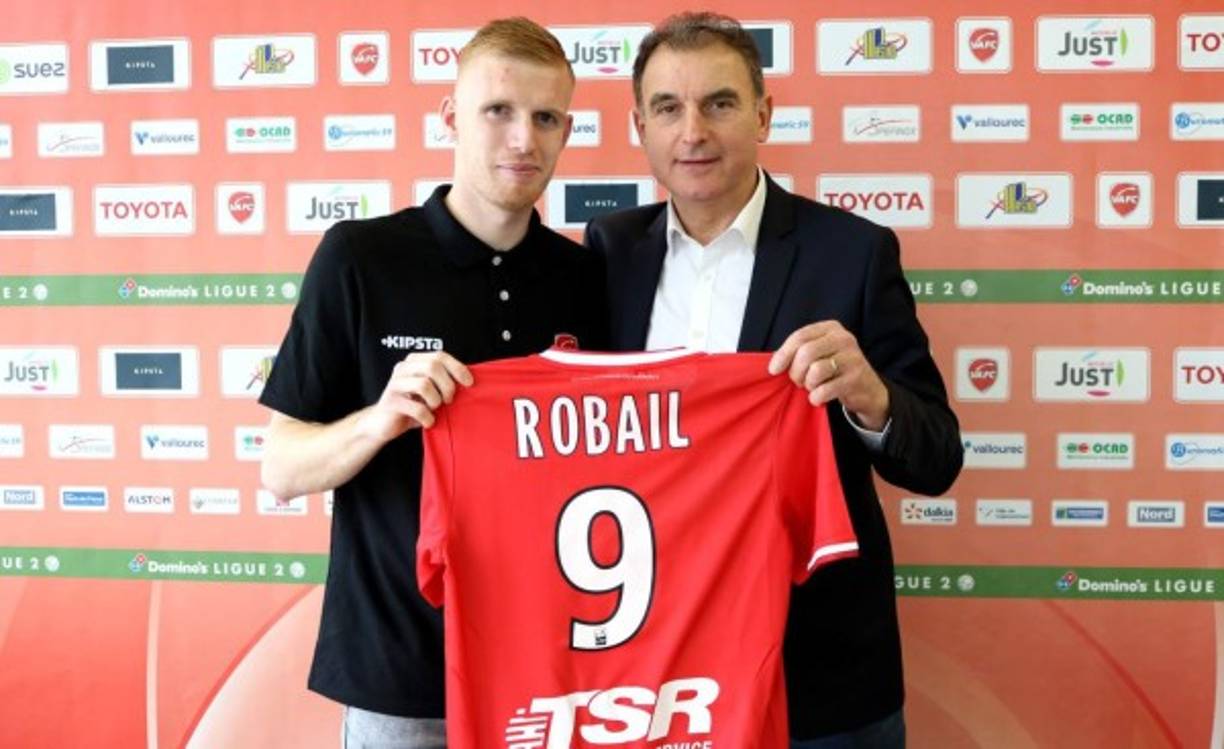 El PSG ha cedido al mediocampista francés Gaëtan Robail al Valenciennes de la Segunda División de Francia hasta el final de temporada. Antes, eso sí, amplió su contrato con el club parisino un año más, de modo que su vinculación llega ahora hasta junio de 2018.