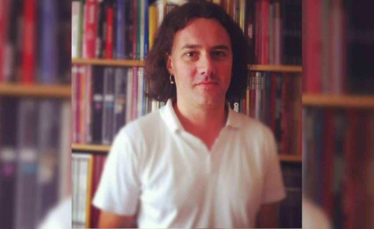 El periodista francés Guillaume Decherf trabajaba en la revista de música y cultura Les inRocks. También colaboraba para Metro, Rolling Stone y Liberation. Decherf había escrito una crítica sobre el último álbum de la banda americana Eagles of Death Metal. Fue acribillado durante el ataque al teatro.
