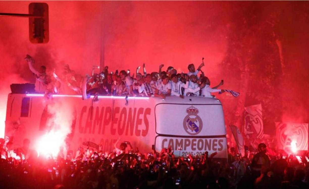 Como manda la tradición, los jugadores del Real Madrid celebraron el título de la Liga con miles de aficionados en su fuente, la Plaza Cibeles.