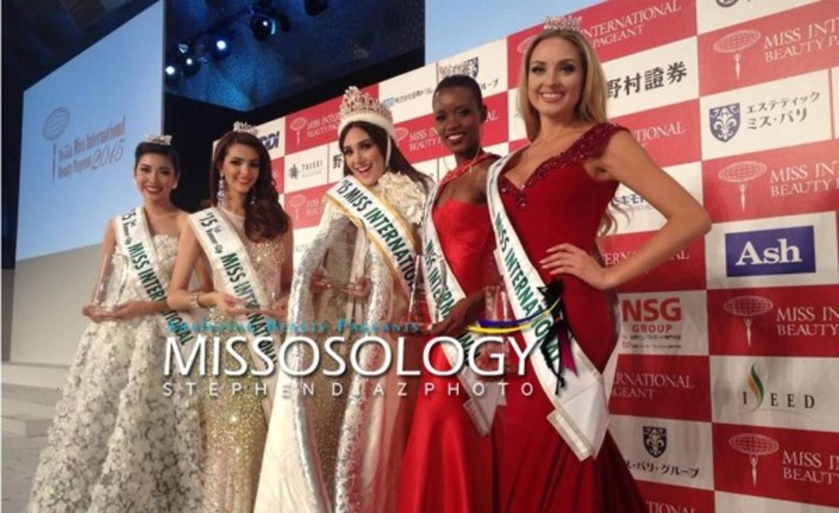 La candidata de Venezuela, Edymar Martínez, posa tras ser coronada Miss Internacional 2015 en una gala celebrada hoy, 5 de noviembre de 2015, en un hotel de Tokio (Japón).