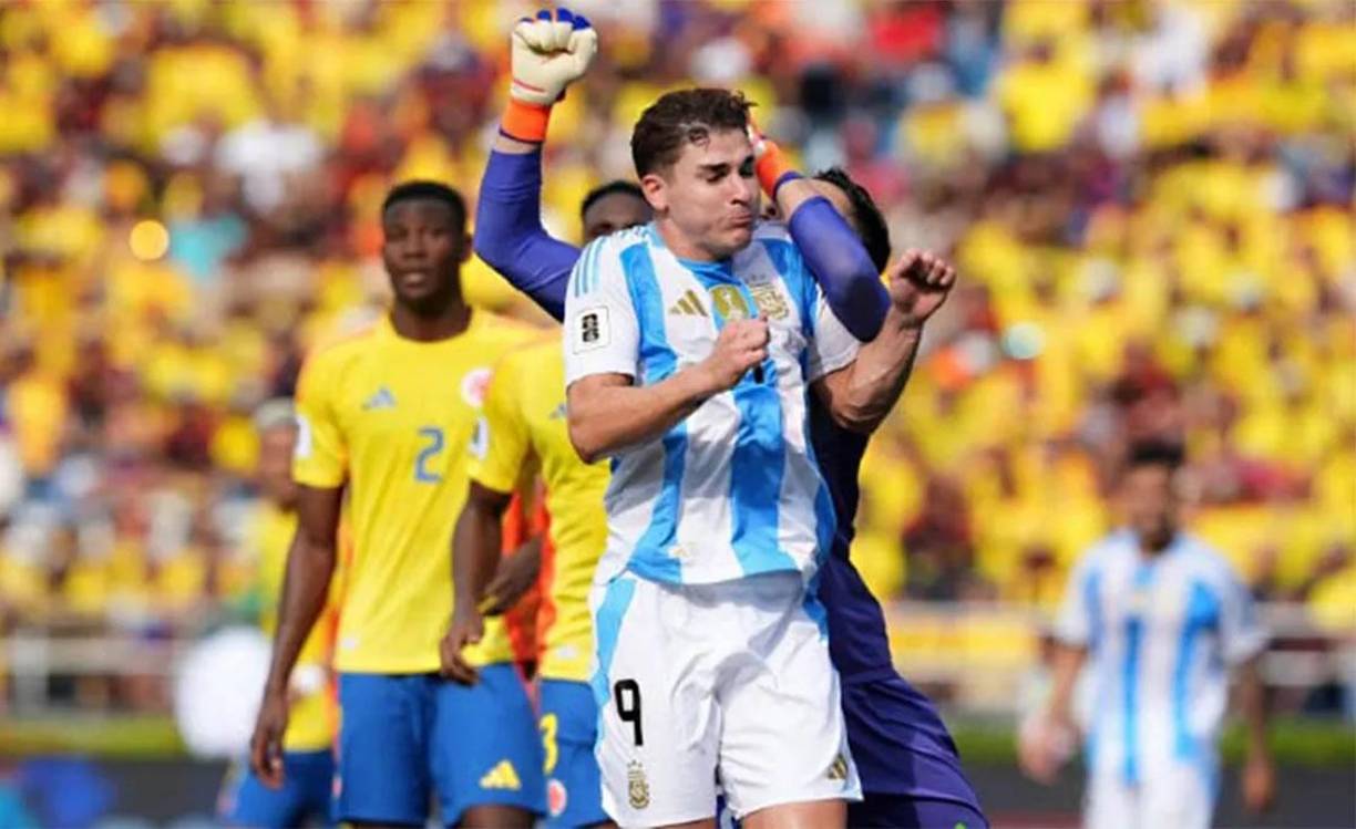Argentina pidió penal en esta acción en la que el portero de Colombia, Camilo Vargas, salió a buscar la pelota y se llevó por delante a Julián Álvarez. El árbitro cobró saque de arco.