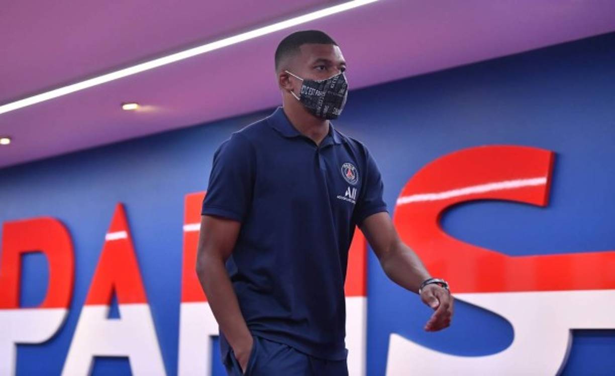 Así llegaba Kylian Mbappé al estadio Parque de los Príncipes, con un semblante serio antes del partido contra el Racing de de Estrasburgo.