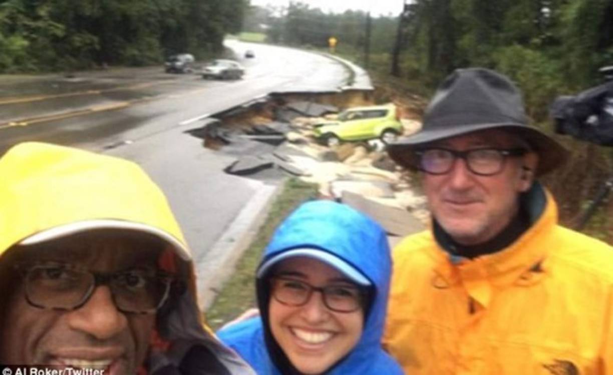 El presentador del clima en el programa Today, Al Roker, también fue popular en este año, tras publicar en Twitter una selfie en la que sonríe al lado de sus compañeros mientras a sus espaldas las inundaciones en Carolina del Sur afectan a miles de habitantes.