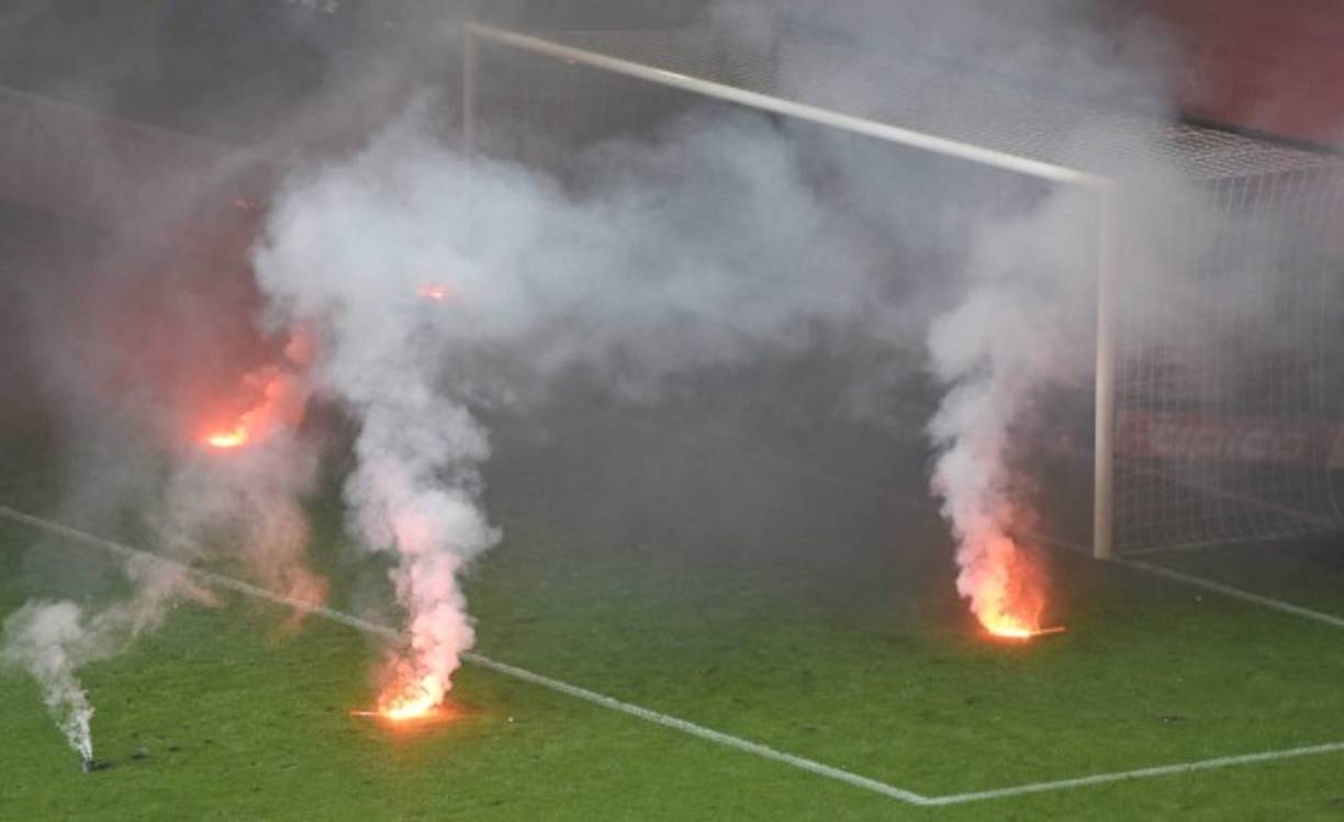 Hamburgo no pudo salvarse pese a la victoria por 2-1 ante el Borussia Mönchengladbach, en un partido que terminó con un incidente vergonzoso cuando un grupo de ultras del Hamburgo bombardeó con petardos el área del equipo contrario.