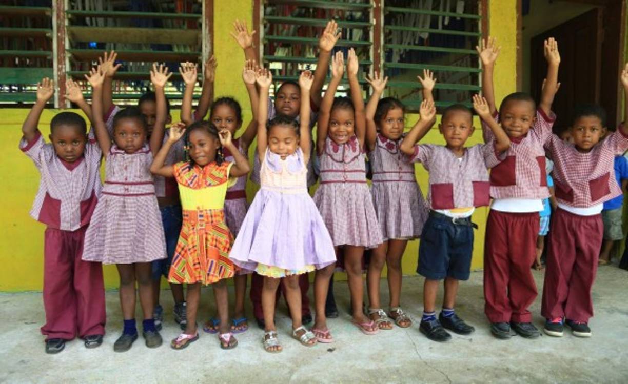 Los niños del jardín José Trinidad Cabañas de Plaplaya van todos los miércoles vestidos con el traje típico garífuna como incentivo para amar su cultura. Foto: Jordan Perdomo.