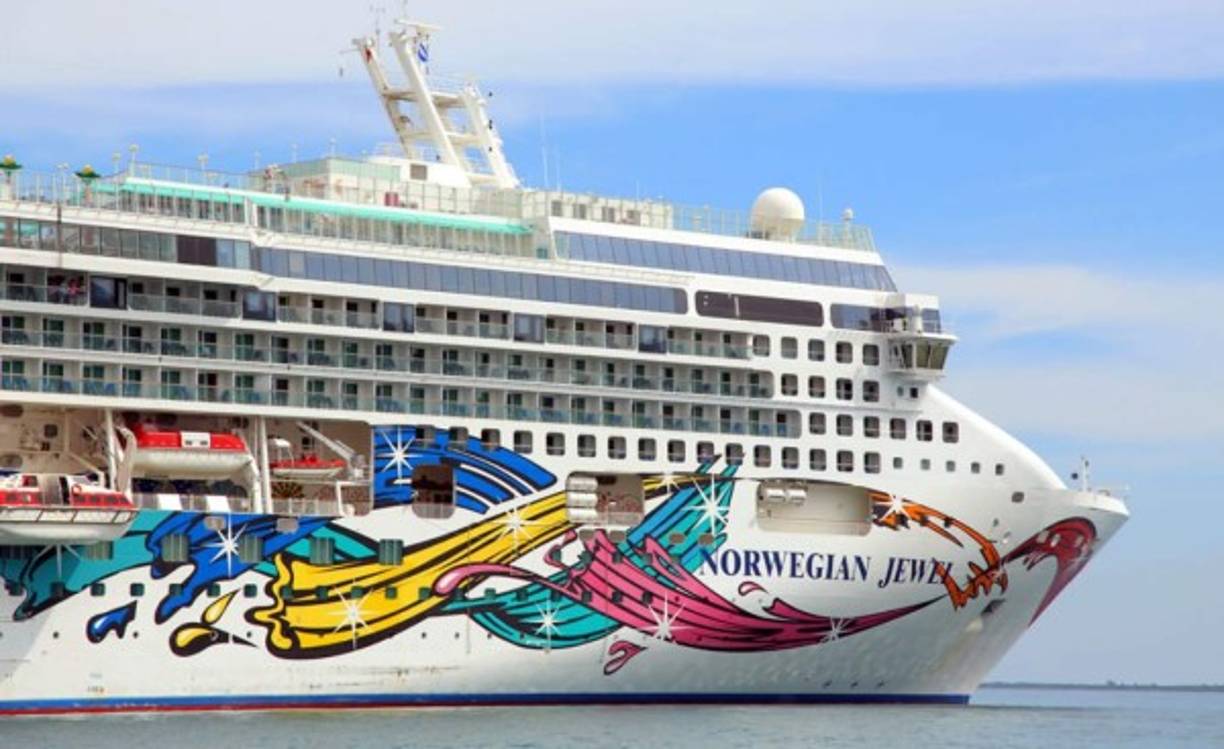 La Joya Noruega es el megabu que trae a unos 2500 turistas y 1300 tripulantes a Trujillo, Colón.