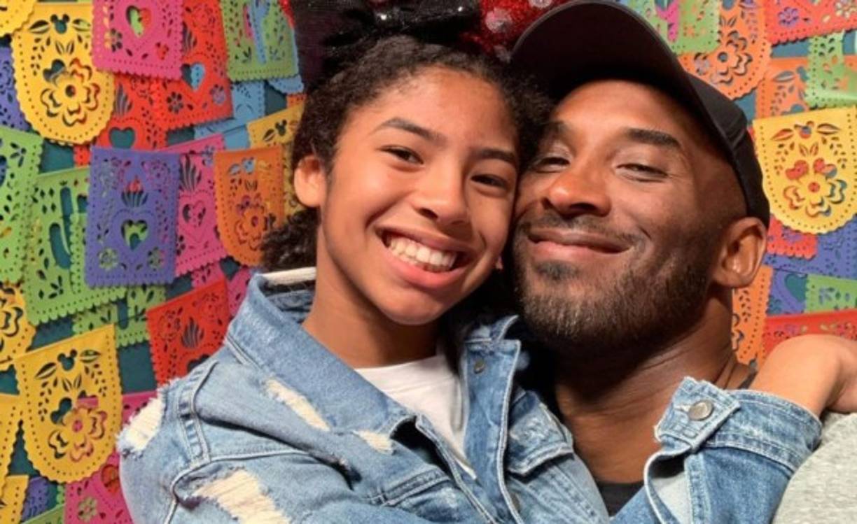 El mundo de los deportes recibió una terrible noticia este fatídico domingo al reportar el accidente aéreo en Calabasas, California donde iba la estrella de la NBA Kobe Bryant y su hermosa hija de 13 años, Gigi; además otras tres personas que aún no han sido identificadas.