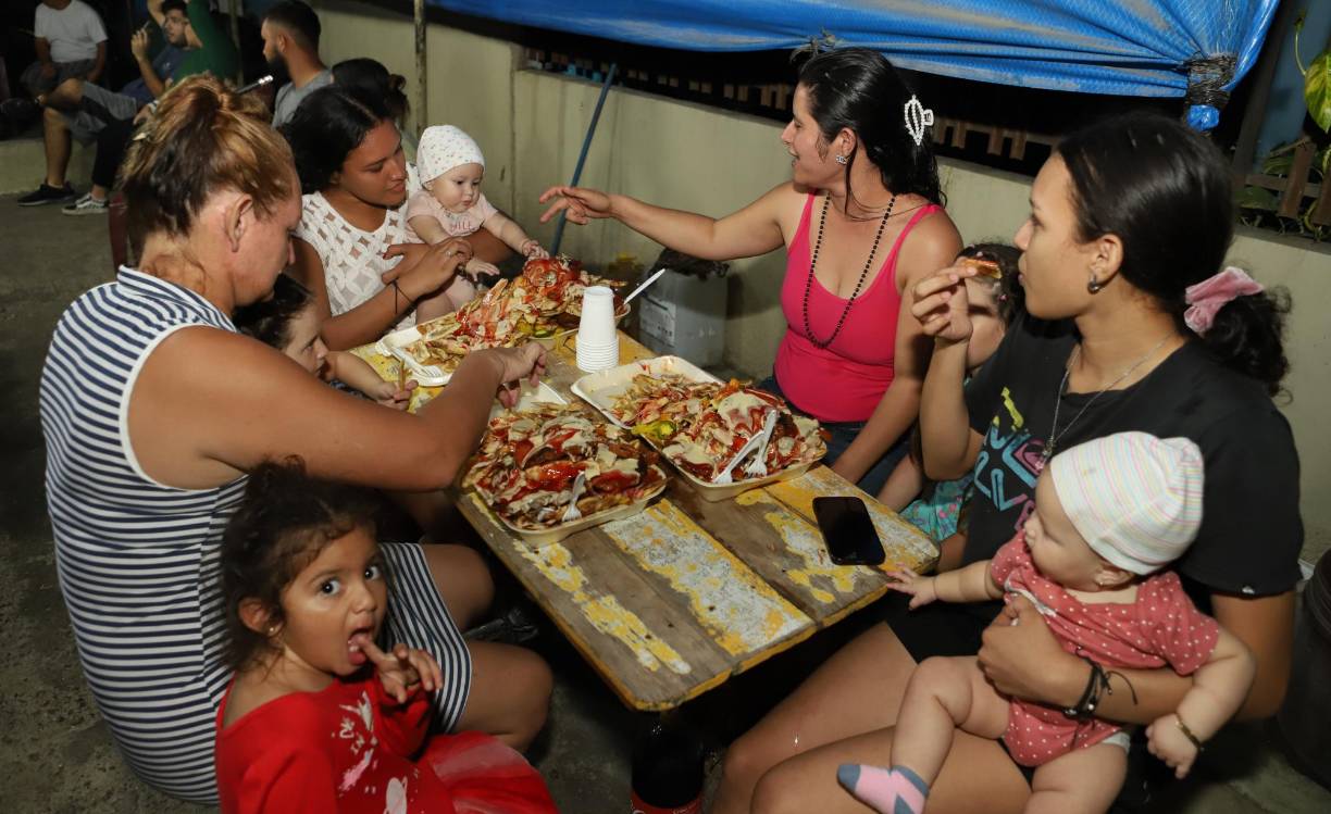 Las chuletas especiales, imposibles de comer por una sola persona, son el mayor atractivo del negocio de Guzmán Melendez, y cuenta con amplia clientela. Este negocio se ubica en Avenida Juan Pablo y la 14 calle ingreso a la colonia Honduras.