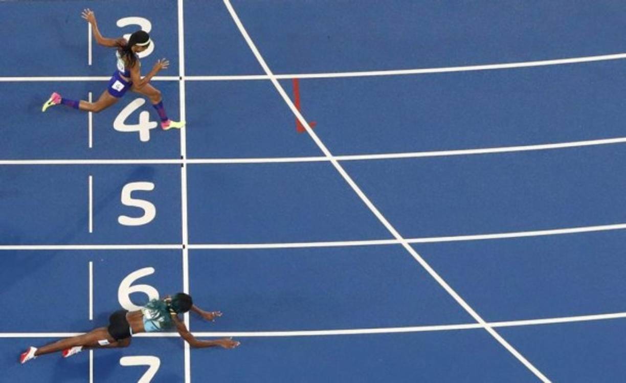 Shaunae Miller, de las Bahamas, se lanzó a través de la línea de meta para ganarle el oro a la estadounidense Allyson Felix, durante la final femenina de los 400 metros