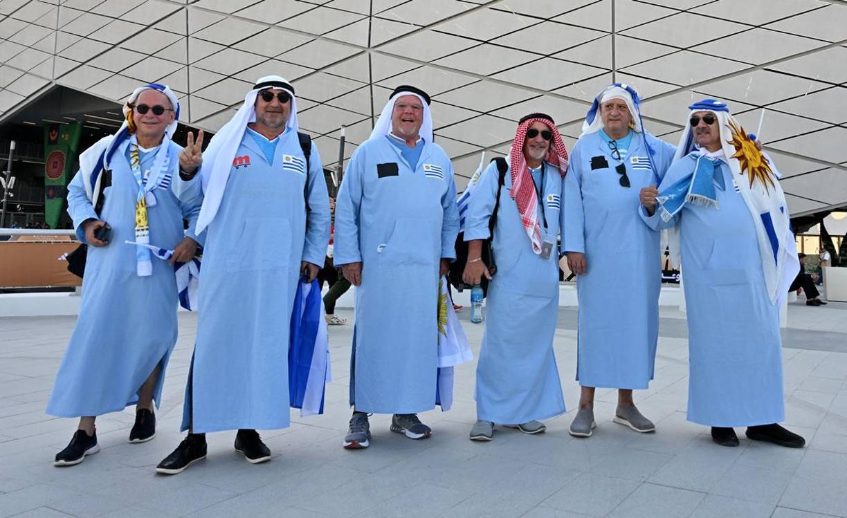 Aficionados uruguayos con vestimenta árabe con los colores de Uruguay.