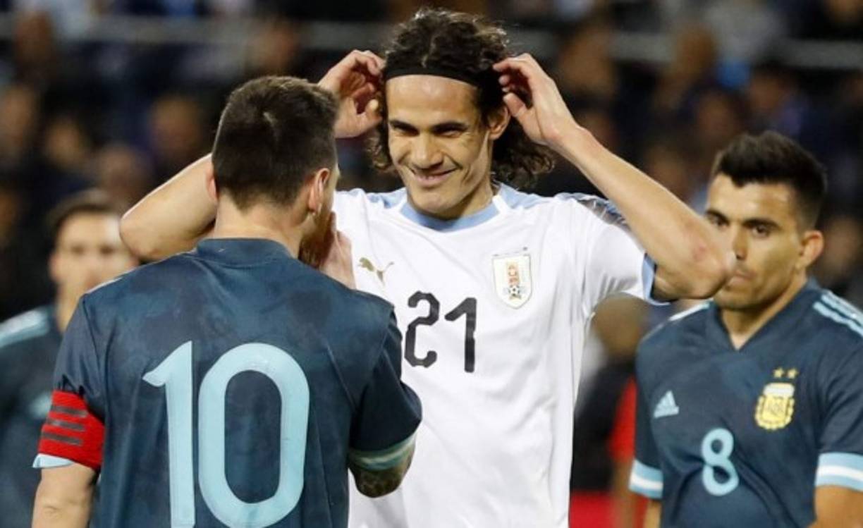 Lionel Messi estaba 'caliente' tras las palabras de Cavani y así fueron captados.