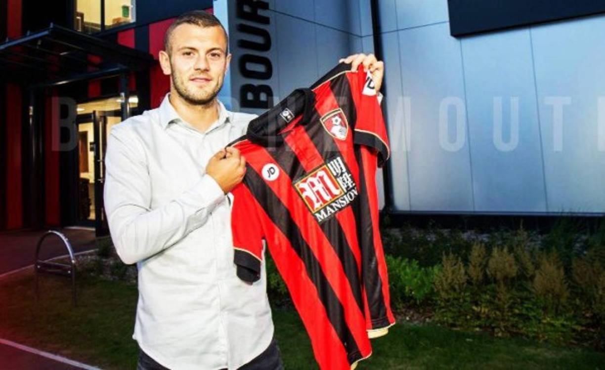 Malaga's forward Sandro Ramirez celebrates after scoring during the Spanish league football match Malaga CF vs Sevilla FC at La Rosaleda stadium in Malaga on May 1, 2017. / AFP PHOTO / JORGE GUERRERO