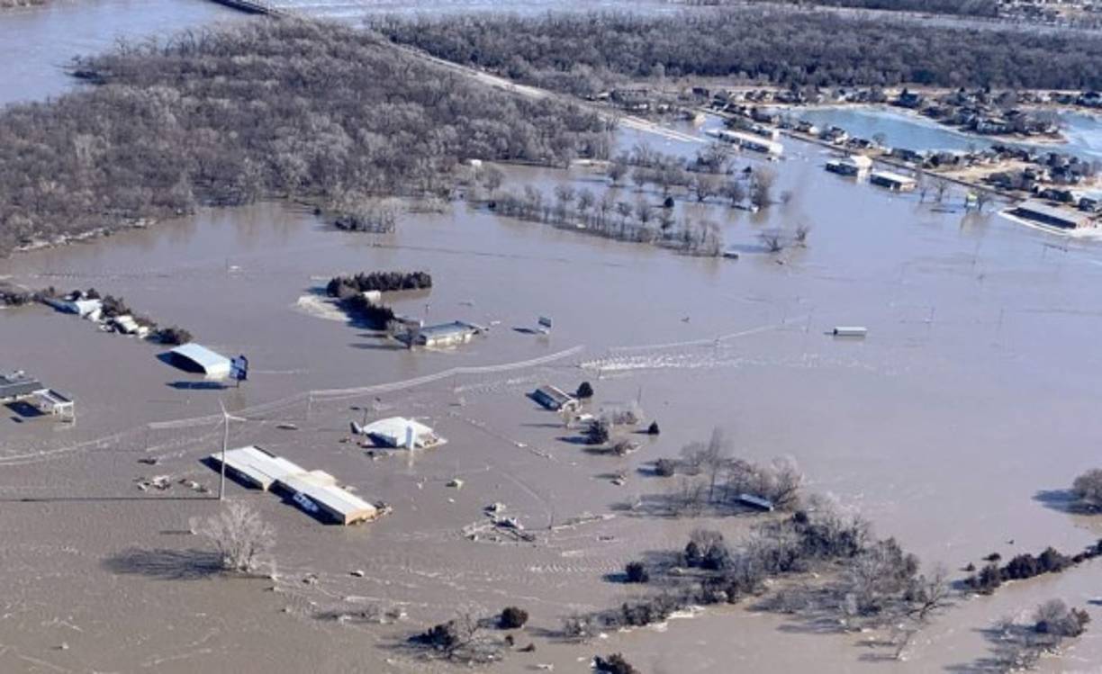 Dos personas murieron la semana pasada durante el momento más intenso de la tormenta, un granjero de Nebraska que se ahogó tratando de rescatar a un automovilista varado por la inundación y el hispano Aleido Rojas Galan, de 55 años, que murió el viernes en Iowa cuando su vehículo fue arrastrado por la corriente de agua.