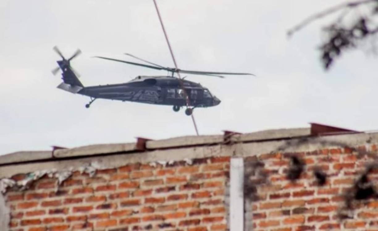 La dependencia indicó que miembros de la Unidad de Investigación de Robo a Vehículos de la Fiscalía realizaban labores de investigación de una finca en la colonia Las Huertas, de Tlaquepaque, donde presuntamente tenían a varias personas privadas de la libertad cuando fueron agredidos a tiros por sujetos con armas largas.