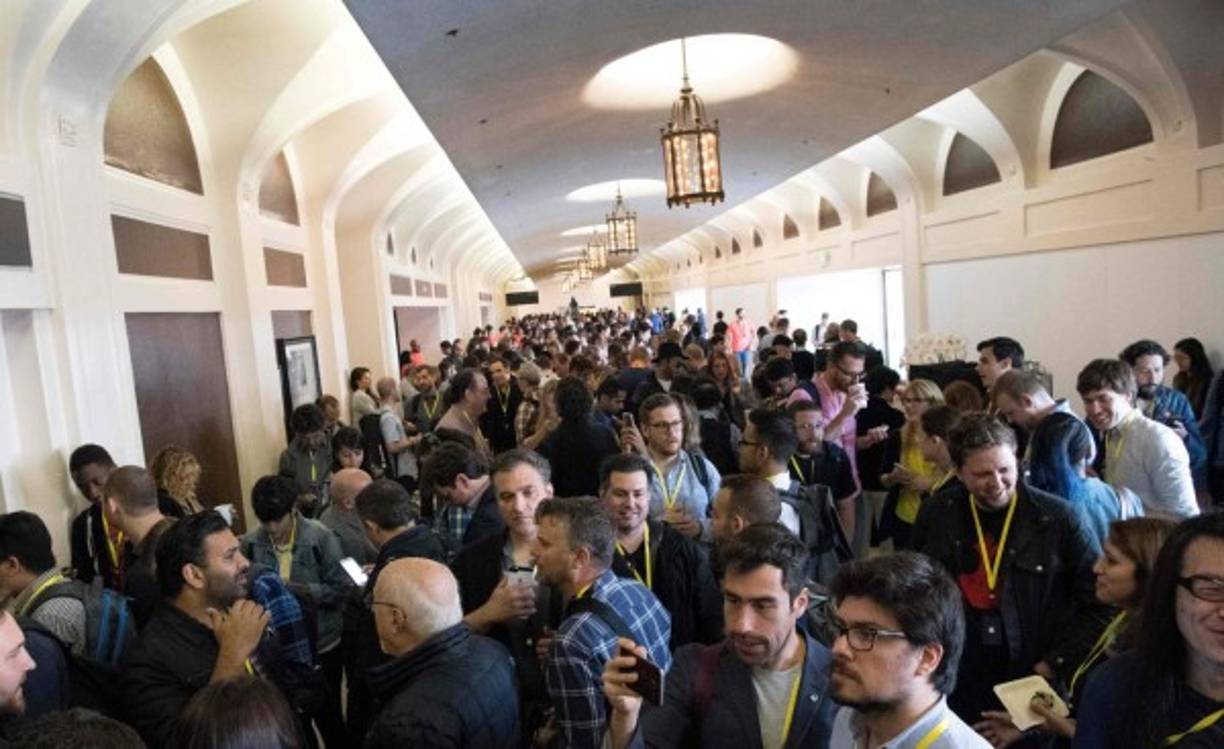 Cientos de entusiastas asistentes estuvieron presentes para el esperado evento.