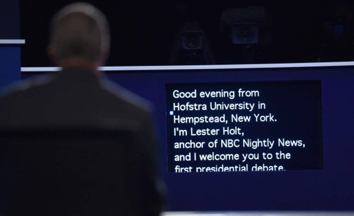 El teleprompter le da la pauta a Lester Holt, el conductor de este primer debate presidencial.